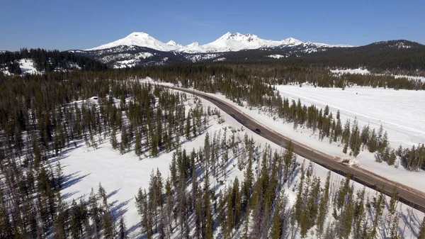 Snelweg bezuinigingen door middel van de Cascade Mountains Central Oregon — Stockfoto