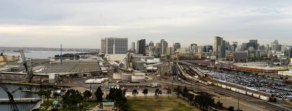 Železniční metrů doky Port of San Diego Kalifornie Downtown panorama města — Stock fotografie