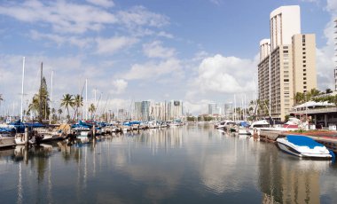 Parlak güneşli gün Waikiki Ala Wai tekne liman Honolulu Haiwaii