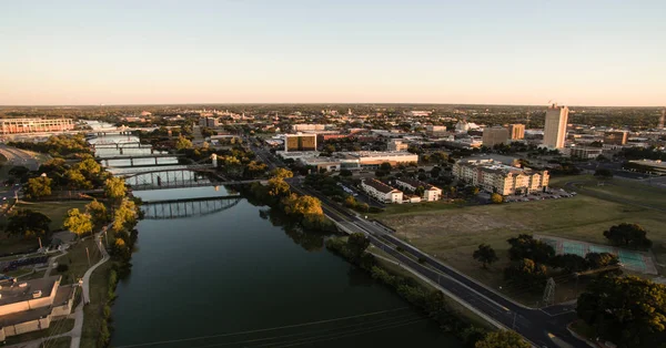 Şehir merkezinde Waco Texas nehir Waterfront şehir mimarisi — Stok fotoğraf