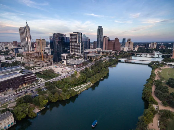 Austin City Skyline vicino a First Street Bridge Colorado River — Foto Stock