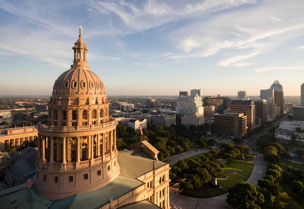 Kapitaal gebouw Austin Texas regeringsgebouw blauwe luchten — Stockfoto