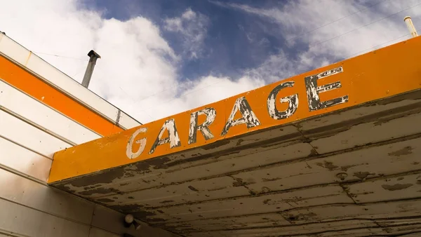 Old Abandoned Garage Building Overhang Orange Sign — Stock Photo, Image