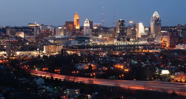 Motorvägen över Ohio River Cincinnati Downtown City Skyline — Stockfoto