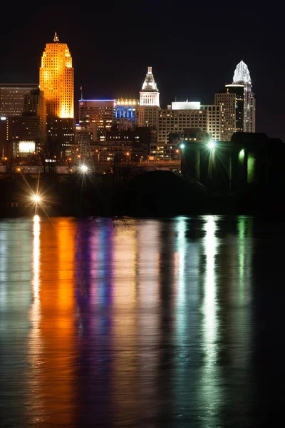 Vertikal sammansättning Ohio River Cincinnati Downtown City Skyline — Stockfoto