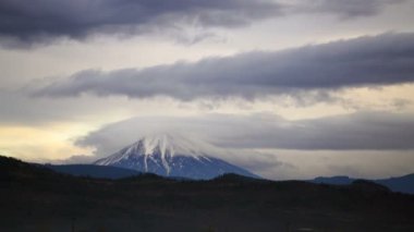 Bulutlar Mt Mcloughlin Cascade aralığı merkez noktası Oregon geçmek