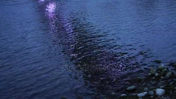 Пурпурный Свет Отражается Реки Реддинг Калифорния Солнечном Мосту — стоковое видео
