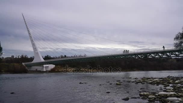 Ludzie Przychodzą Przejdź Most Zegar Sacramento River Redding Kalifornii — Wideo stockowe