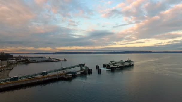 Puget Sound Färja Träder Docking Station Sunset Skymning — Stockvideo