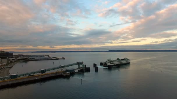 Puget Sound Ferry Saapuu Telakointiasemalle Sunset Dusk — kuvapankkivideo