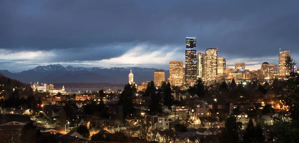 独特的优势点西雅图华盛顿市中心城市地平线普吉海峡 — 图库照片