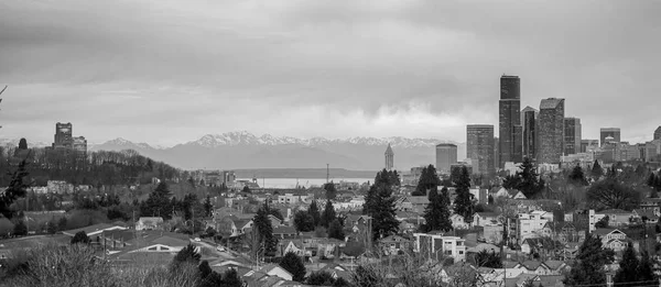 冬季灰色天空单色西雅图华盛顿市中心城市地平线 — 图库照片