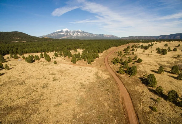 未舗装の道路にハンフリーズ ピーク アリゾナ州アメリカ合衆国南西部 — ストック写真