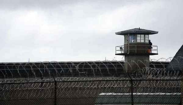 Kryt stanice státní vězeňství ostnatým drátem šedé obloze plot — Stock fotografie