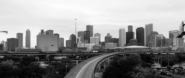 Monochromatyczne niebo nad centrum Houston Texas City Skyline autostrady — Zdjęcie stockowe