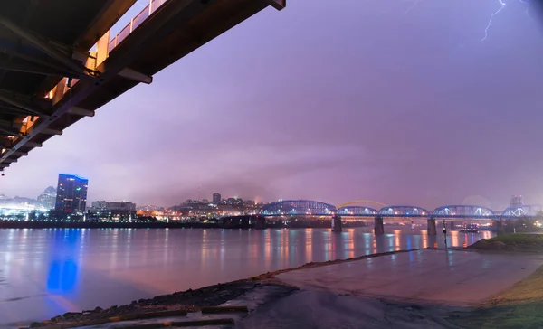 Tillflykt undan stormen Under bron Ohiofloden Cincinnati — Stockfoto