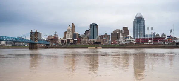 Muddy Rio Ohio flui por depois da tempestade Cincinnati Waterfront — Fotografia de Stock
