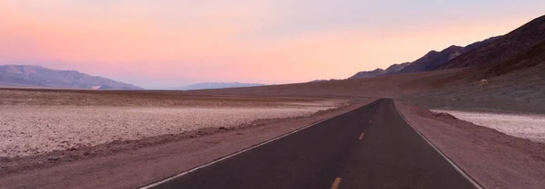 Μακρύ δρόμο Sunrise αυγή Badwater λεκάνη κοιλάδα του θανάτου — Φωτογραφία Αρχείου