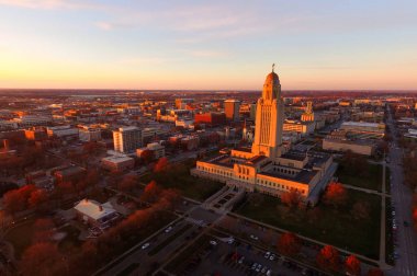 Güneş batmadan Lincoln Nebraska'daki devlet sermaye Binası üzerinde