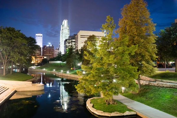 Parque de la ciudad del centro de la ciudad de Omaha Nebraska horizonte anochecer noche — Foto de Stock