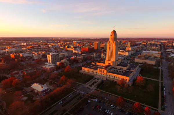 O sol põe-se sobre o edifício da capital do estado em Lincoln Nebraska — Fotografia de Stock