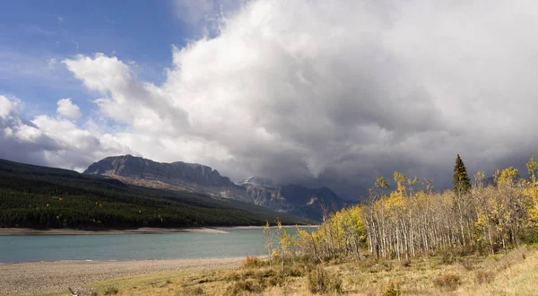 Gewitterwolken nähern sich Lake Sherburne Glacier Nationalpark — Stockfoto