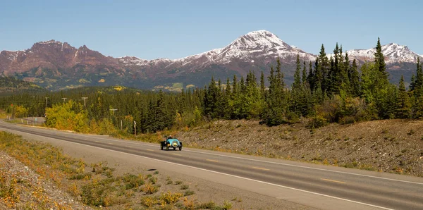 Vintage αυτοκίνητο ταξιδεύει βόρεια εθνική οδό Αλάσκα βουνό εύρος μεταφοράς — Φωτογραφία Αρχείου