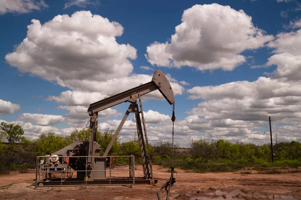 Pumpjack-Ölpumpe Fracking-Ausrüstung zur Gewinnung natürlicher Ressourcen — Stockfoto