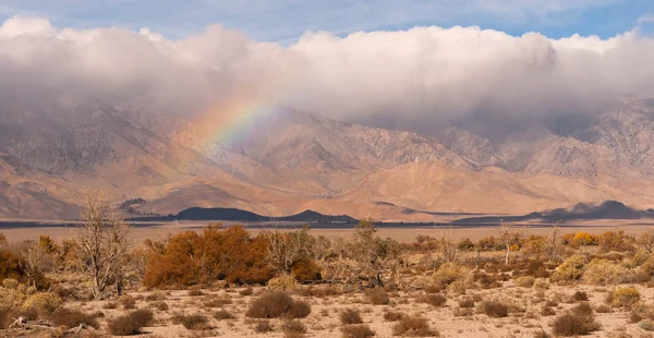 Nuvole di tempesta Arcobaleno Valle Owens Sierra Nevada catena montuosa C — Foto Stock