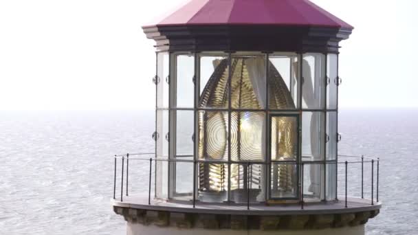 Heceta の灯台は オレゴン沿岸海洋を住宅のメインのフレネル レンズを回転します — ストック動画