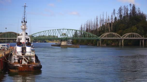 Sleepboot Boot Coos River Bridge Verkeer Boot Nautische Marine Scène — Stockvideo