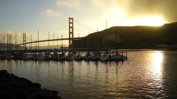 Ηλιοβασίλεμα Πέφτει Golden Gate Bridge Μαύρο Sands Beach Μαρινα — Αρχείο Βίντεο