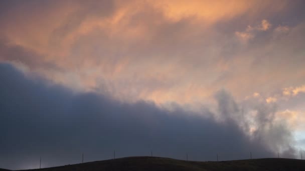 Dramatischer Sonnenuntergang Himmel Wolken Bewegen Schnelle Windkraftanlagen — Stockvideo