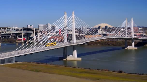 Люди Пересуваються Всій Портленд Міст Річці Willamette Гора Сент Елен — стокове відео