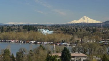 Mount Hood Oregon Kuzey Amerika aşağıda Willamette Nehri üzerinde tekne