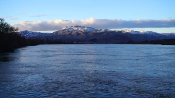 Columbia River Toky Pod Sněhem Zahrnuty Ridge Washington — Stock video