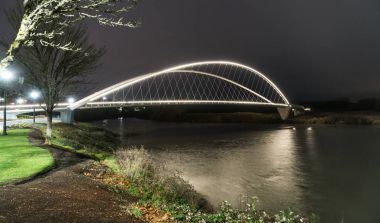 Işıklandırılmış yaya köprüsü geçişi Willamette Nehri Riverfront P