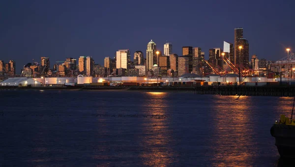 หลังจากพระอาทิตย์ตกในเมือง Skyline Seattle Washington Port Water — ภาพถ่ายสต็อก