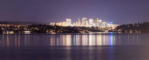 Panoramę światła odbicie wody Bellevue Washington centrum miasta — Zdjęcie stockowe