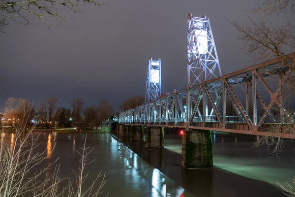Ponte pedestre iluminada atravessando Willamette River Riverfront P — Fotografia de Stock