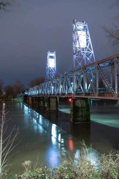 Işıklandırılmış yaya köprüsü geçişi Willamette Nehri Tr dönüştürülür — Stok fotoğraf