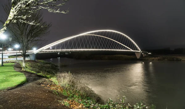 Ponte pedestre iluminada atravessando Willamette River Riverfront P — Fotografia de Stock