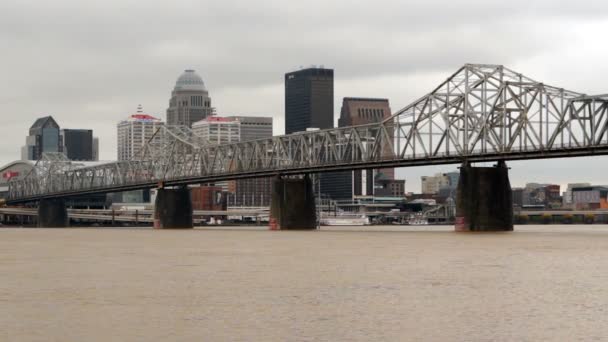 Louisville Kentucky Centrum Stad Skyline Storm Overstromingen Clark Memorial Bridge — Stockvideo