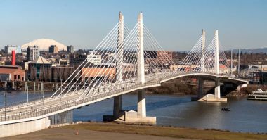 İnsanlar hareket arasında Portland köprü Willamette Nehri Helens Dağı
