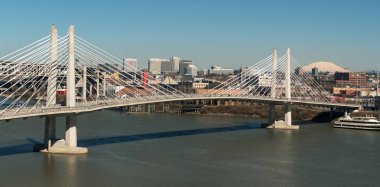 İnsanlar hareket arasında Portland köprü Willamette Nehri Helens Dağı
