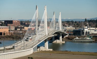 İnsanların Portland köprü Willamette Nehri Cascade Dağları hareket