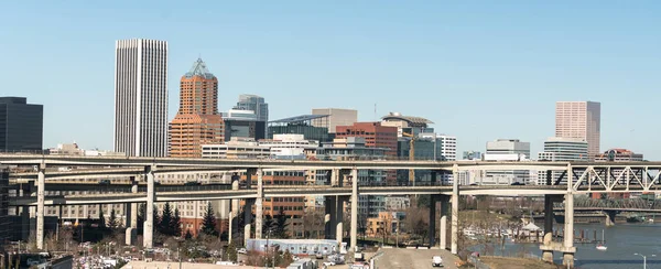 Tráfico Múltiples carriles apilados Intercambio de carreteras interestatales en Portland — Foto de Stock