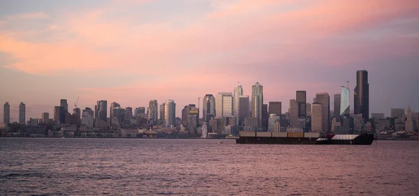 粉红日落货船在西雅图天际线市中心 — 图库照片