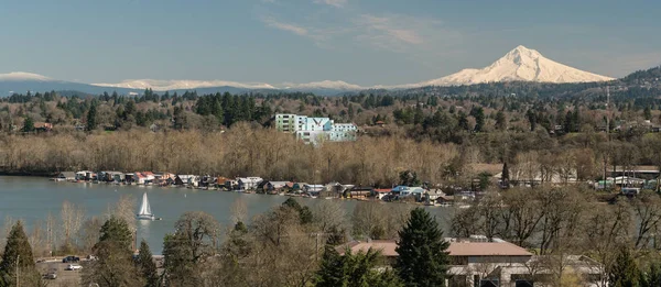 Mount Hood Oregon Kuzey Amerika aşağıda Willamette Nehri üzerinde tekne — Stok fotoğraf