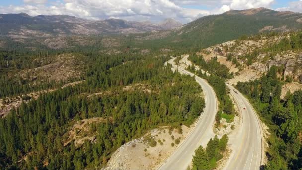 Luchtfoto Snelweg Bij Truckie California Donner Pass — Stockvideo